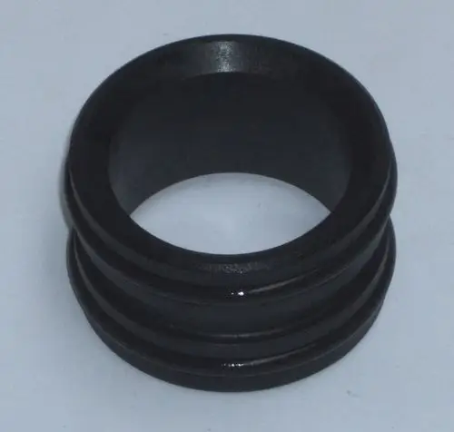 Schwarzer Ring mit zwei Rillen, vermutlich für eine Verbindung, verwendet in Daikin Fußbodenheizungsanwendungen.